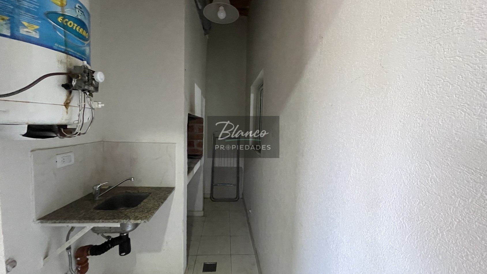 Oportunidad - 3 ambientes con Cochera / gas natural/ sin expensa