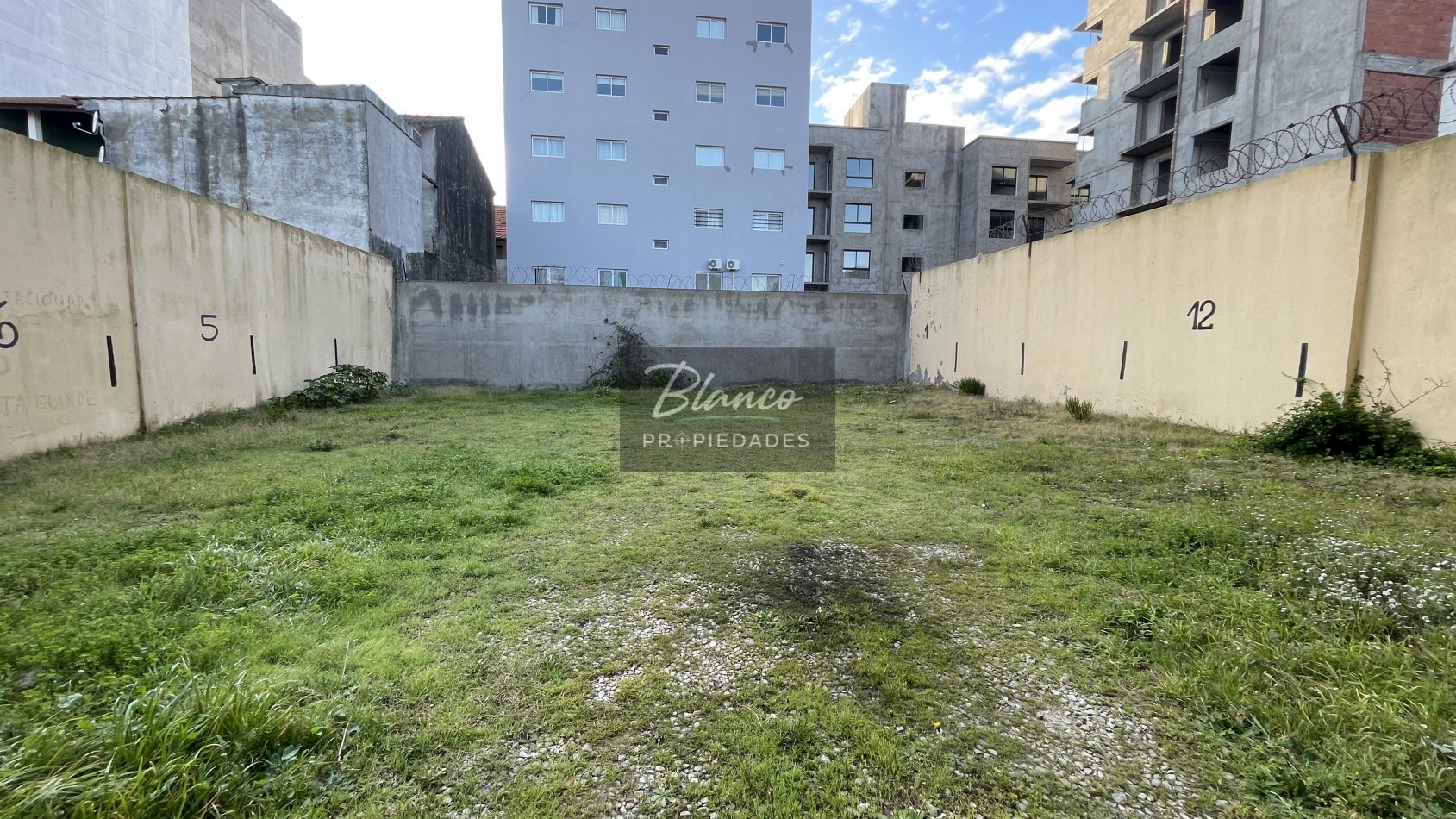 Departamentos de 3 ambientes con gas natural y cochera a mts del Mar!!!