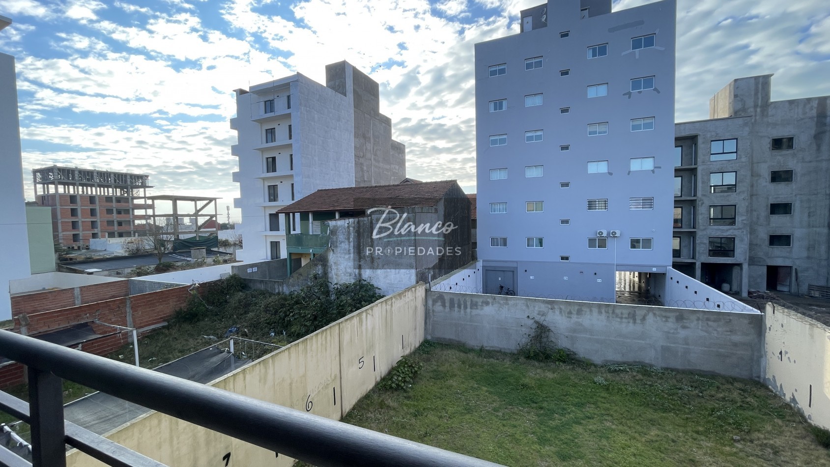 Oportunidad - 3 ambientes con Cochera / gas natural/ sin expensa