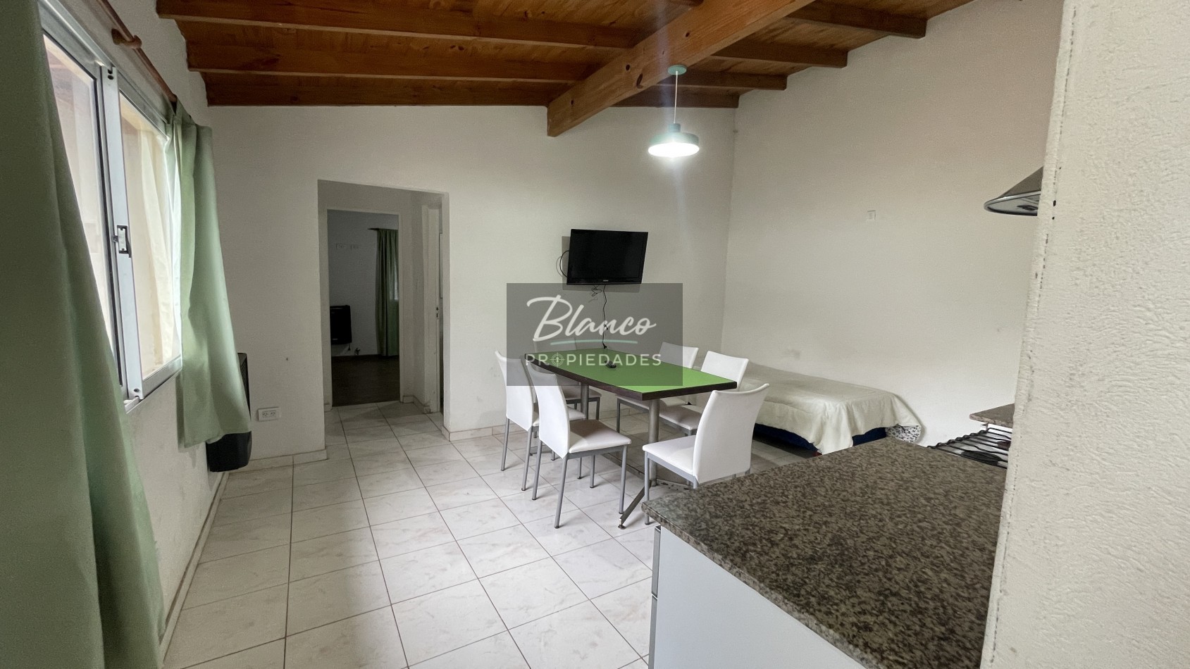 Departamentos de 3 ambientes con gas natural y cochera a mts del Mar!!!
