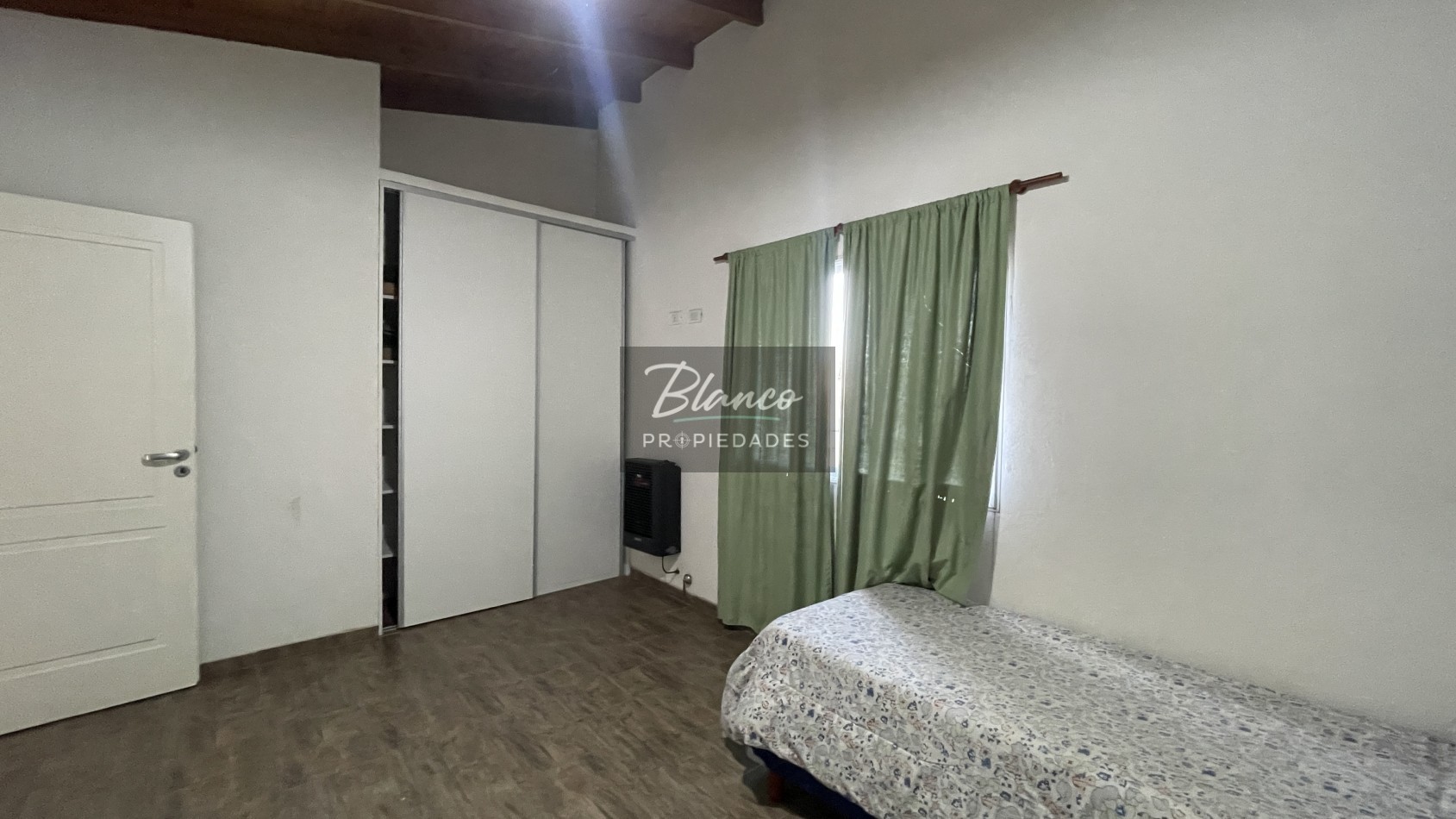 Departamentos de 3 ambientes con gas natural y cochera a mts del Mar!!!