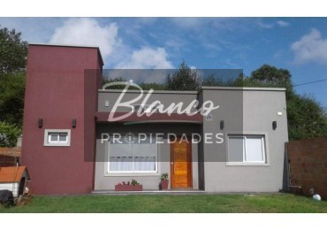 Hermosa Casa en venta  - Ideal para vivienda permanente.-